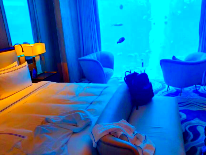 女子酒店房间拉开窗帘是泳池水底 泳池底下藏房间的酒店设计有什么安全隐忧？