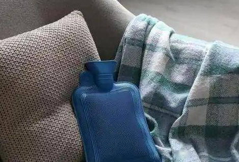 冬季如何安全使用热水袋？2025年热水袋烫伤预防与材质选择