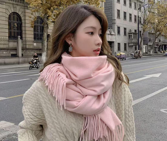 羊绒围巾环绕式保暖法（冬日羊绒围巾颈部多重呵护优雅指南2025）