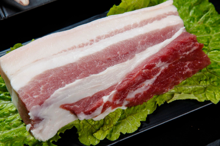 真的别再把肉泡水里解冻了!这3种正确方法学起来 真的别再把肉泡水里解冻了!这3种正确方法学起来