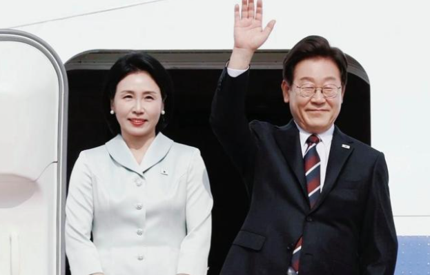 李在明夫人在京穿韩服亮相侨界晚宴,外交场合穿什么也太有学问了吧! 李在明夫人在京穿韩服亮相侨界晚宴,外交场合穿什么也太有学问了吧!