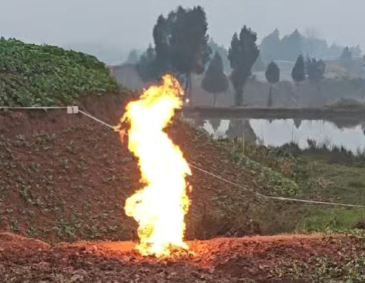 四川一菜地冒火烧了8天下雨也未灭！四川菜地自燃持续8天未灭的原因