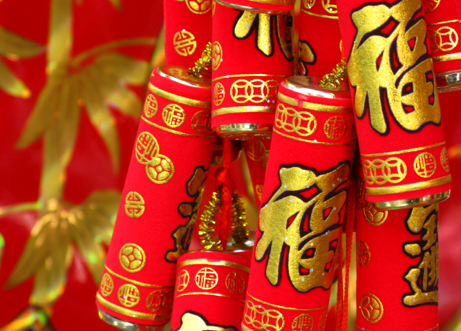 男孩往下水道扔鞭炮有哪些危险?2026春节放鞭炮千万要注意这些! 男孩往下水道扔鞭炮有哪些危险?2026春节放鞭炮千万要注意这些!