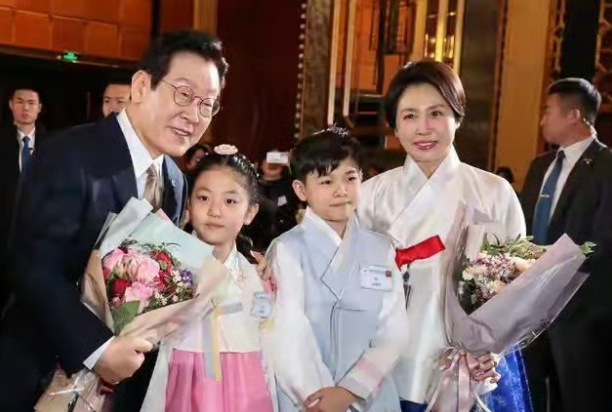 李在明夫人在京穿韩服亮相侨界晚宴,外交场合穿什么也太有学问了吧! 李在明夫人在京穿韩服亮相侨界晚宴,外交场合穿什么也太有学问了吧!