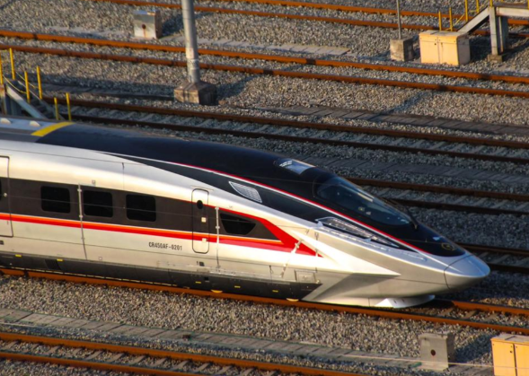 “全球最快高铁”要来了 CR450动车组跑出单列时速453公里新纪录