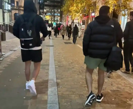 外国游客零下20℃光腿“嚣张” 哈尔滨零下20℃外国游客光腿穿短裤