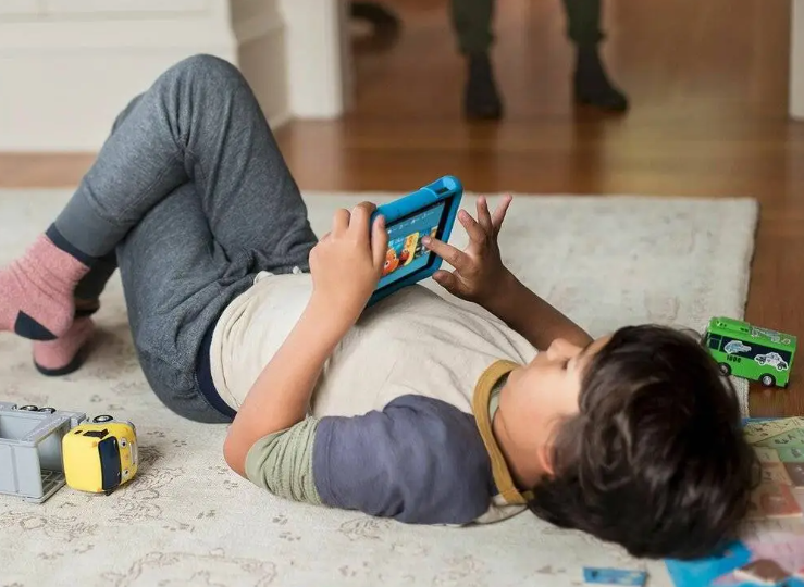 过年如何防止孩子沉迷手机?2026各年龄段孩子电子产品使用建议来啦! 过年如何防止孩子沉迷手机?2026各年龄段孩子电子产品使用建议来啦!