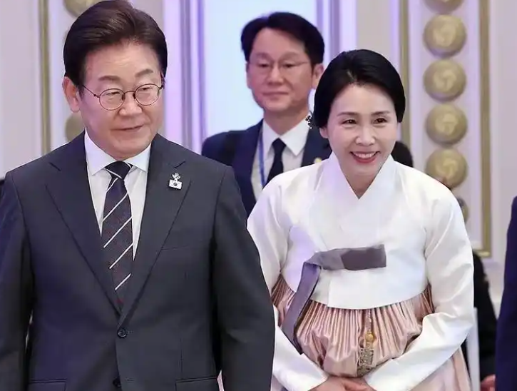 李在明夫人在京穿韩服亮相侨界晚宴,外交场合穿什么也太有学问了吧! 李在明夫人在京穿韩服亮相侨界晚宴,外交场合穿什么也太有学问了吧!