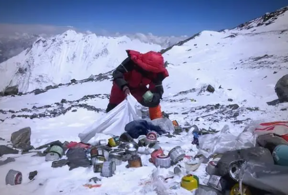 攀登珠峰成本又高了!尼泊尔计划每人收4000美元清理费