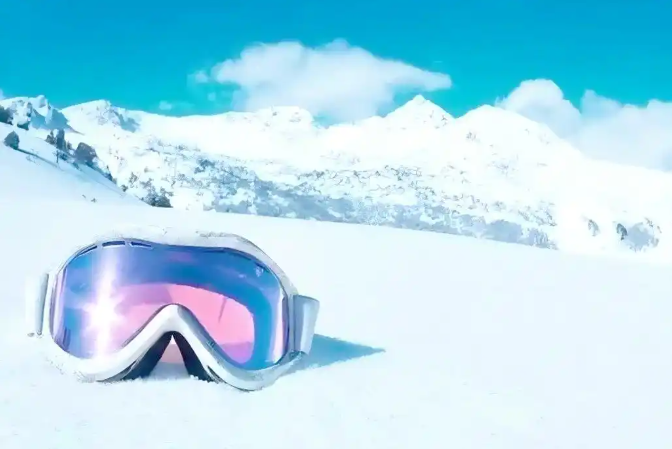 玩雪太久眼睛会受伤吗?2026滑雪专家教你如何应对雪盲症