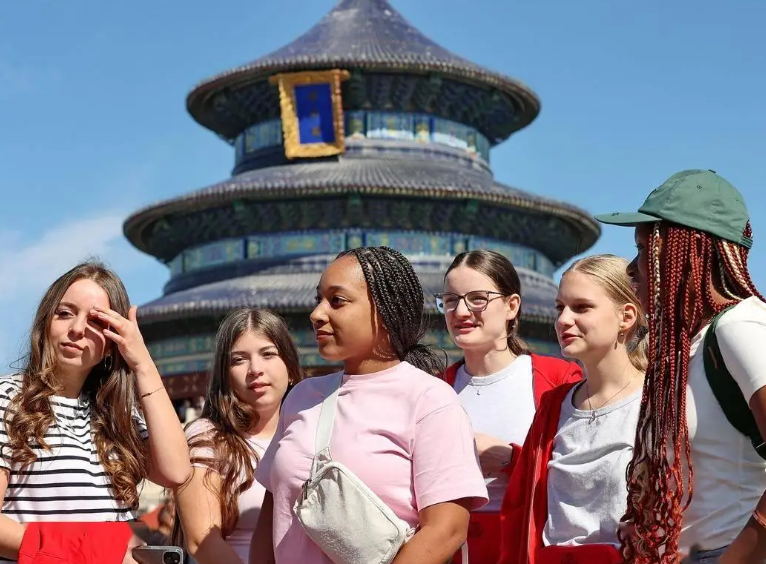 外国游客的中国游“隐藏玩法”：疯狂扫货呼太划算了