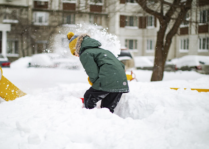 玩雪太久眼睛会受伤吗?2026滑雪专家教你如何应对雪盲症