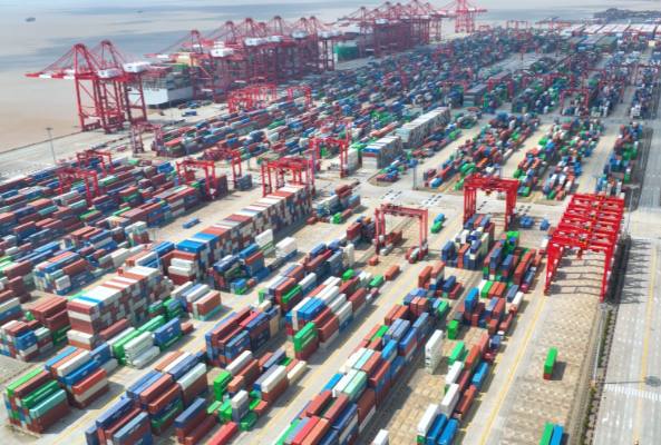 上海洋山深水港集装箱吞吐量突破2870.6万标准箱 洋山港连续三年斩获全球港口效率排名第一