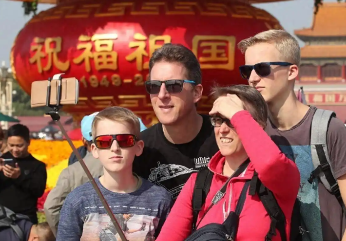 外国游客的中国游“隐藏玩法”：疯狂扫货呼太划算了