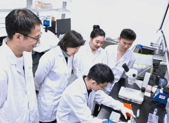 中国科学家攻克世界级难题，二氧化碳“烧”出高效电