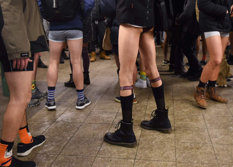 为何外国游客敢在哈尔滨零下20度穿短裤?冻伤风险揭秘 为何外国游客敢在哈尔滨零下20度穿短裤?冻伤风险揭秘