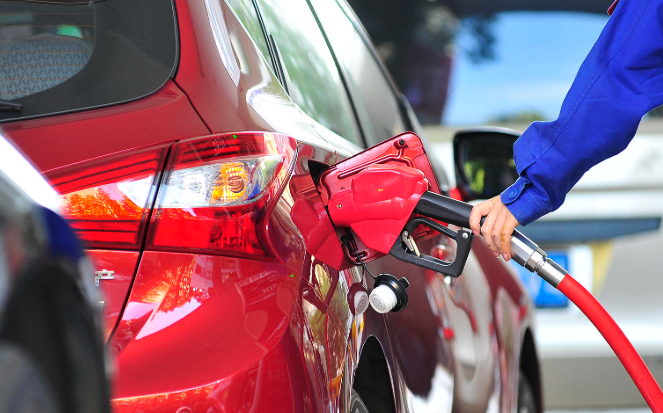 今晚零点2026年首次油价调整,今年油价有望暴跌15% 今晚零点2026年首次油价调整,今年油价有望暴跌15%