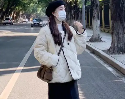绗缝棉服搭配直筒裙温柔御寒（菱格棉服搭配裙装柔化冬日造型2026）