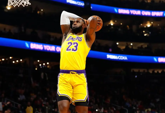 41岁詹姆斯秀大风车扣篮,41岁詹姆斯30+8+8刷爆热搜 41岁詹姆斯秀大风车扣篮,41岁詹姆斯30+8+8刷爆热搜