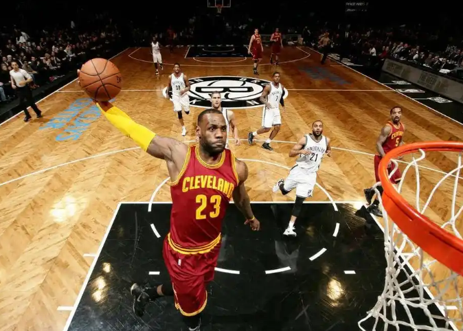 41岁詹姆斯秀大风车扣篮,41岁詹姆斯30+8+8刷爆热搜 41岁詹姆斯秀大风车扣篮,41岁詹姆斯30+8+8刷爆热搜