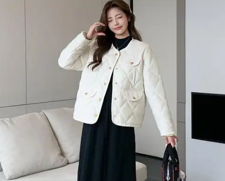 绗缝棉服搭配直筒裙温柔御寒（菱格棉服搭配裙装柔化冬日造型2026）