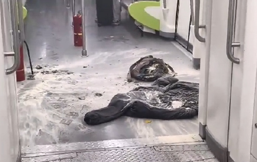 未使用的充电宝竟自燃！地铁站内充电宝自燃乘客外套被烧穿