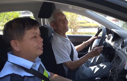 81岁大爷考驾照所有科目一把过！81岁大爷曾开“老头乐”如今持证上路