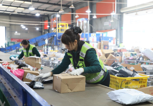 中国建成世界上规模最大寄递网络 我国邮政快递业务收入年均增长10%