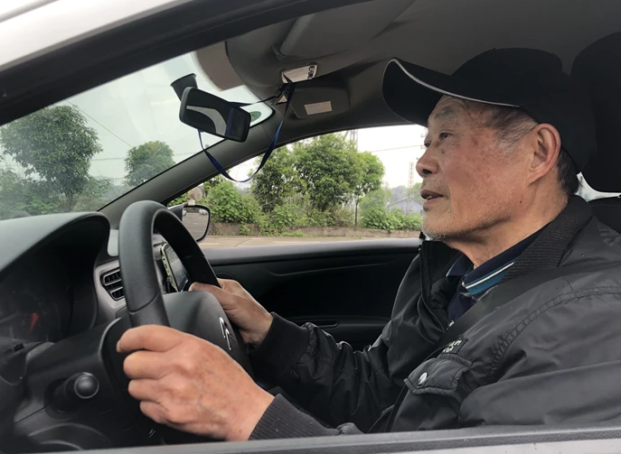 81岁大爷考驾照所有科目一把过！81岁大爷曾开“老头乐”如今持证上路