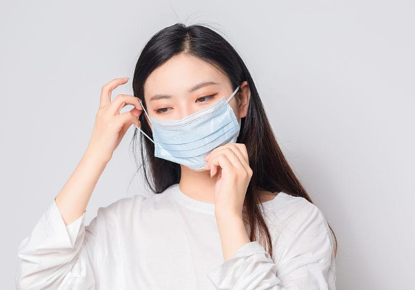冬季戴口罩脸部闷痘怎么办？2026年透气型口罩选择指南