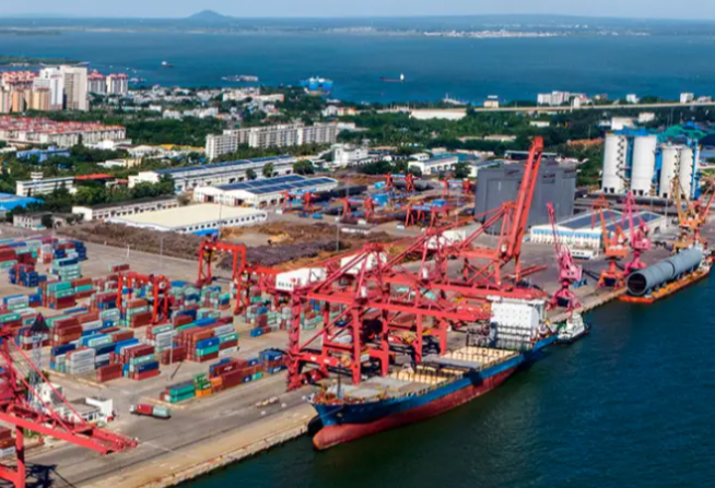 2025年洋浦港集装箱吞吐量达330万标箱，2025年洋浦港吞吐量同比增长65%