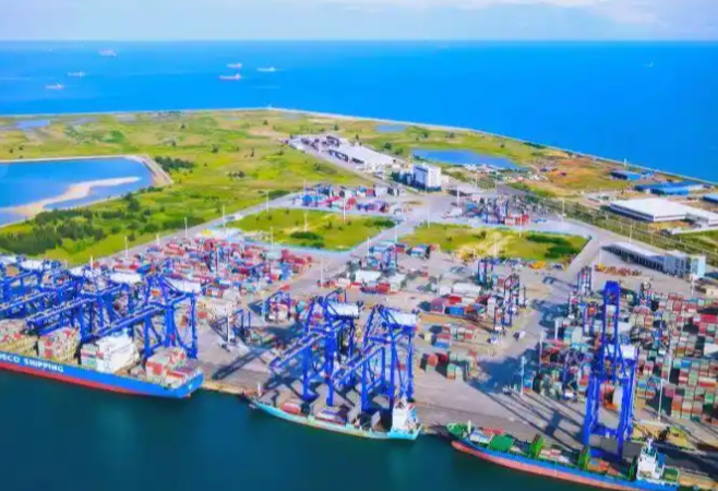 2025年洋浦港集装箱吞吐量达330万标箱，2025年洋浦港吞吐量同比增长65%