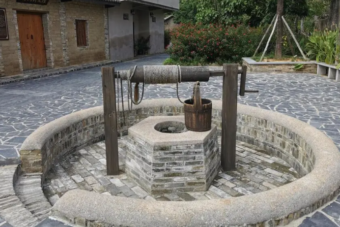 山东一闲置水井突喷热水变温泉,山东废弃水井突喷40度热水 山东一闲置水井突喷热水变温泉,山东废弃水井突喷40度热水