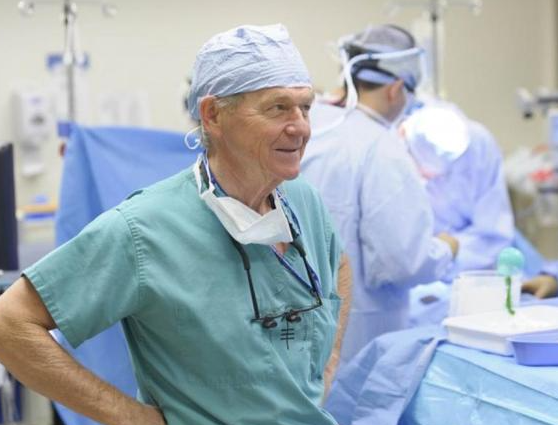 男子国外发现患肺癌选择回国治疗！肺癌究竟是怎么来的？