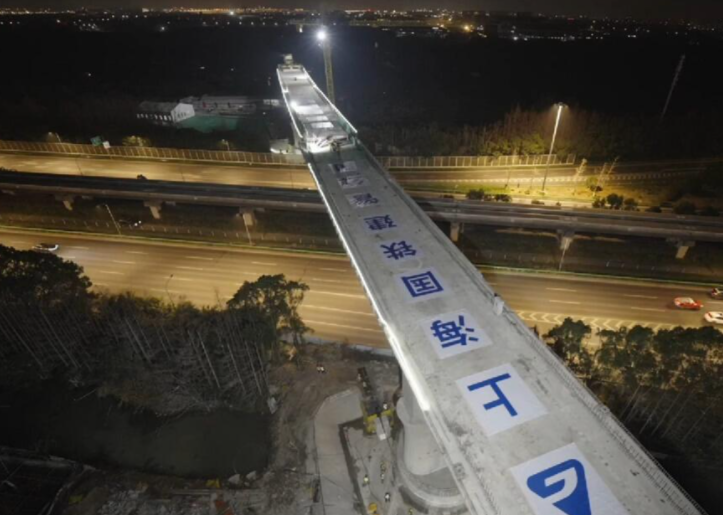 万吨桥梁竟然能“空中转体”？万吨桥梁成功转体跨越上海磁浮线