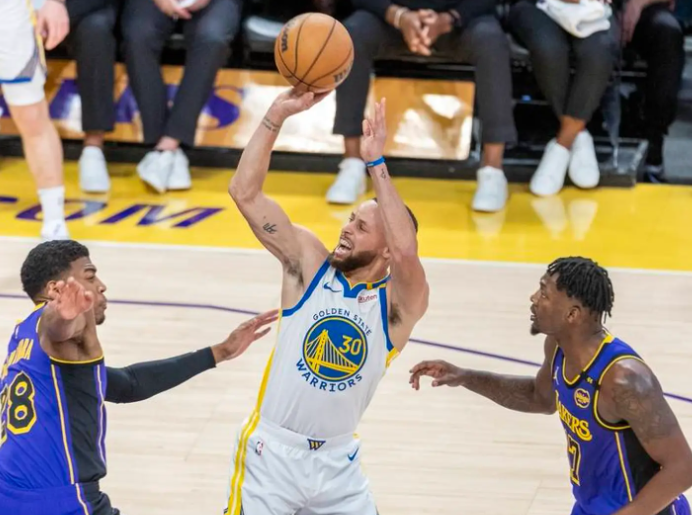 新鹰王率队胜勇士迎来三连胜，勇士不敌老鹰库里空砍31+5