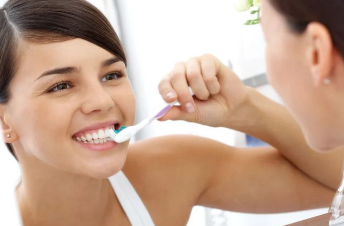 冬季牙龈出血怎么改善？2026年抗敏牙膏推荐与刷牙方式