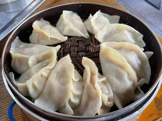 老人蒸饺子睡着引发火灾，灶上饺子竟完好无损？