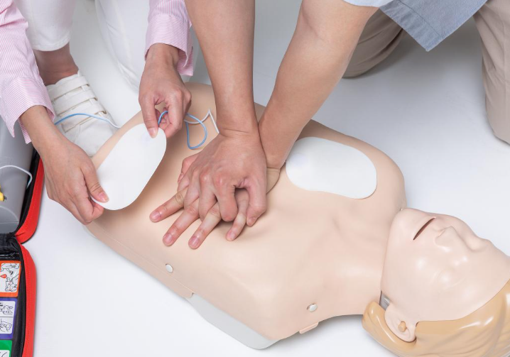 冬季遭遇心搏骤停如何使用AED急救?你会心肺复苏和使用AED吗?