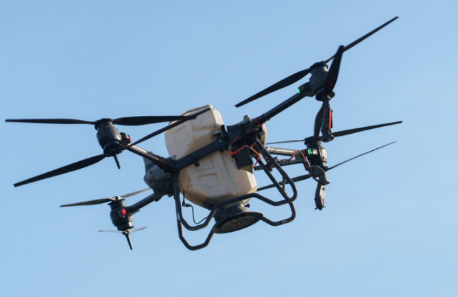 无人机技术大革新!无人机不仅会飞居然还会开枪了 无人机技术大革新!无人机不仅会飞居然还会开枪了