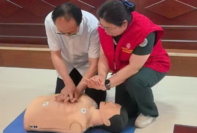 冬季遭遇心搏骤停如何使用AED急救?你会心肺复苏和使用AED吗?