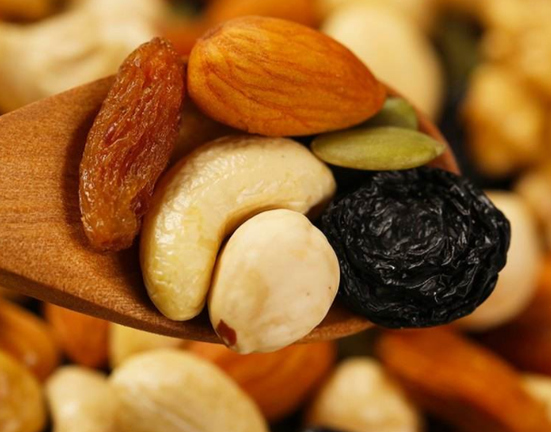 过年坚果零食怎么选择更健康？2026年低热量坚果推荐与搭配清单