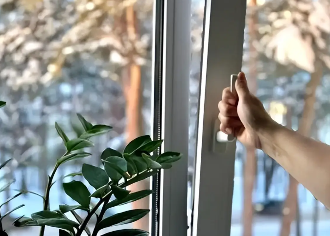 冬季室内通风怎么安排更合理？2026年保持空气通风清新的智慧法则