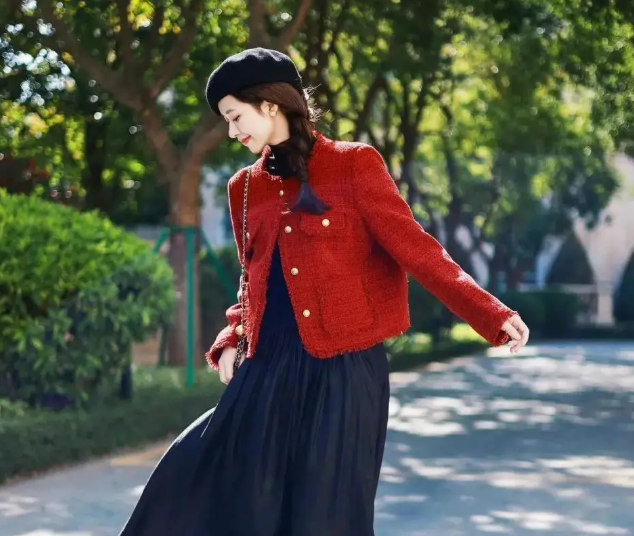 2026年春节最流行的穿搭，格纹大衣+咖色阔腿裤，真的美炸了