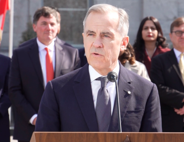 加拿大总理卡尼抵达北京 加拿大总理一到中国下了舷梯就开聊 加拿大总理卡尼抵达北京 加拿大总理一到中国下了舷梯就开聊