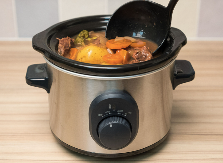 电炖锅放到燃气灶上会烧化吗?灶台旁这4样东西也赶紧拿开