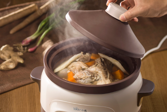 电炖锅放到燃气灶上会烧化吗?灶台旁这4样东西也赶紧拿开