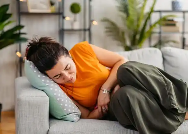 女子脸长期肿胀确诊尿毒症，过渡减肥会导致尿毒症并发吗？