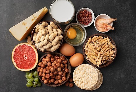 春节聚餐如何预防食物过敏？2026年常见过敏原标识与替代食材