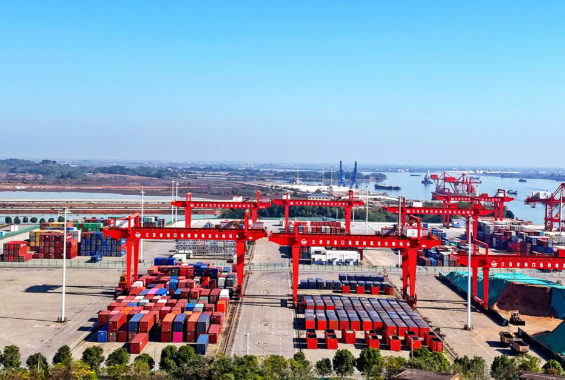 2025年赣江港口货物吞吐量首次突破1亿吨 赣江高等级航道里程已达572公里